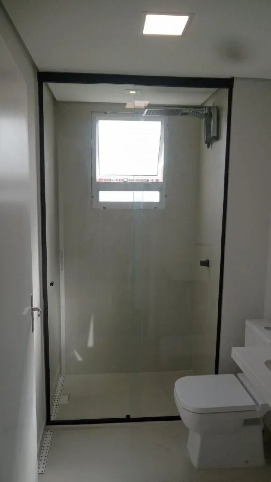 Box até o teto em banheiro compacto