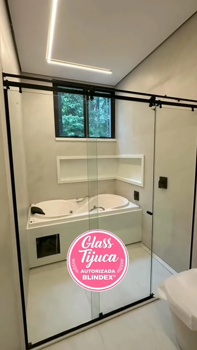 Box moderno com ferragens pretas instalado em banheiro
