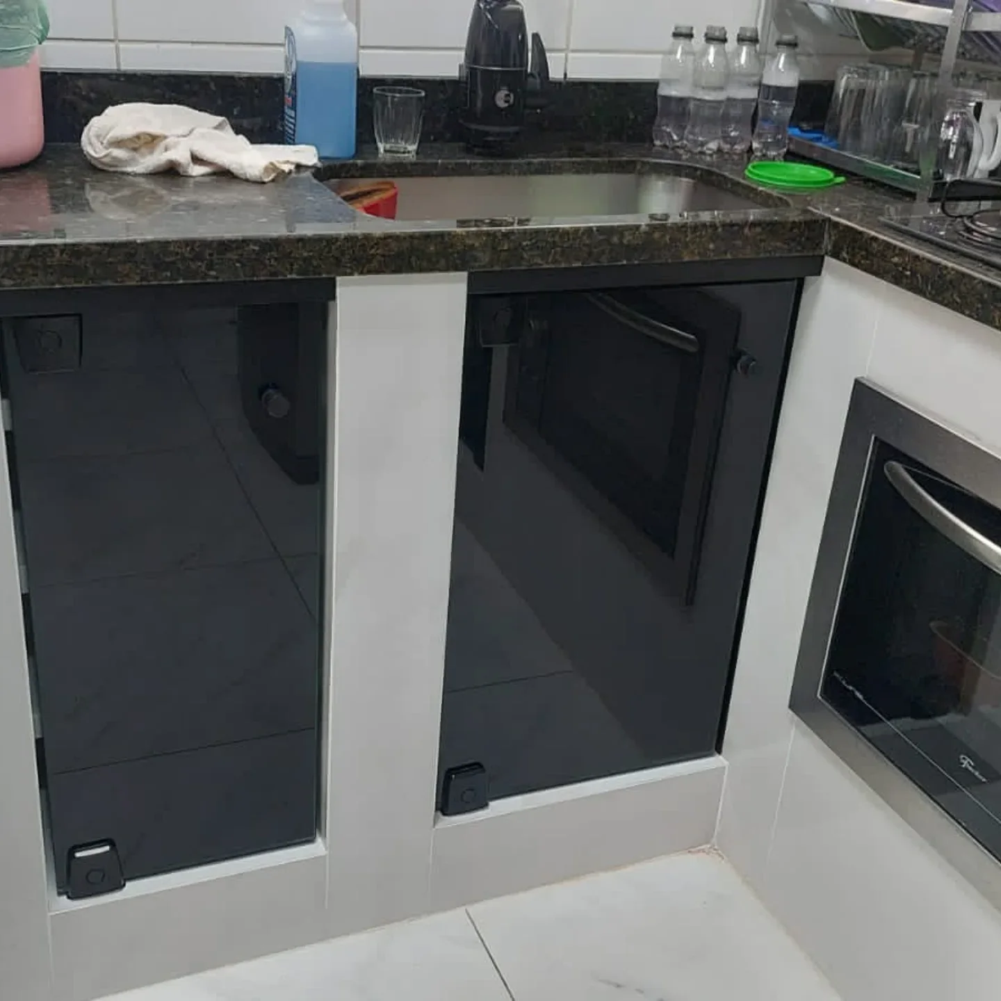 Armário de cozinha com portas em vidro preto