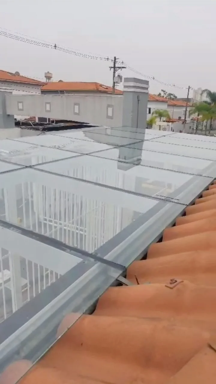 Cobertura em vidro temperado instalada em área externa