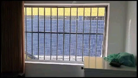Janela com película jateada para privacidade
